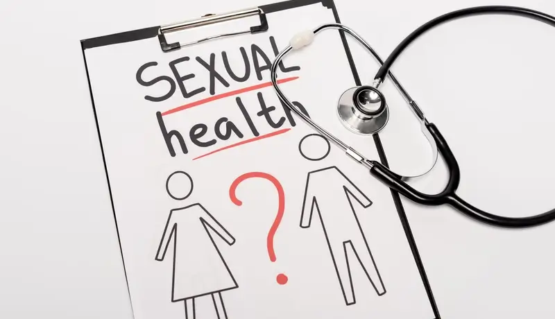 Ένα φύλλο με το κείμενο "SEXUAL health" διαγραμμένο, δίπλα σε εικονίδια γυναίκας και άνδρα με ένα ερωτηματικό και ένα στηθοσκόπιο.