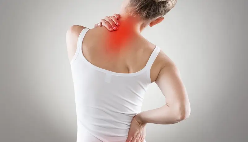 A picture that shows a woman with body aches Αιτίες μυϊκού πόνου