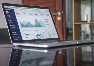 A laptop on a table. The screen shows a moment of study for an innovative project in health services.