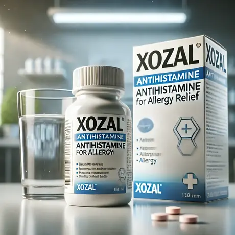 Φάρμακο Xozal για ανακούφιση από αλλεργίες, με καθαρά επισημασμένη συσκευασία σε ιατρικό περιβάλλον, δίπλα σε ένα ποτήρι νερό