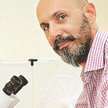 Πορτρέτο του εντομολόγου Αντώνιου Μιχαηλάκη μπροστά στο μικροσκόπιο